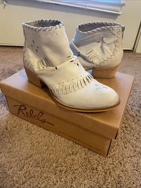 rebels White Leather Cutout Ankle Booties